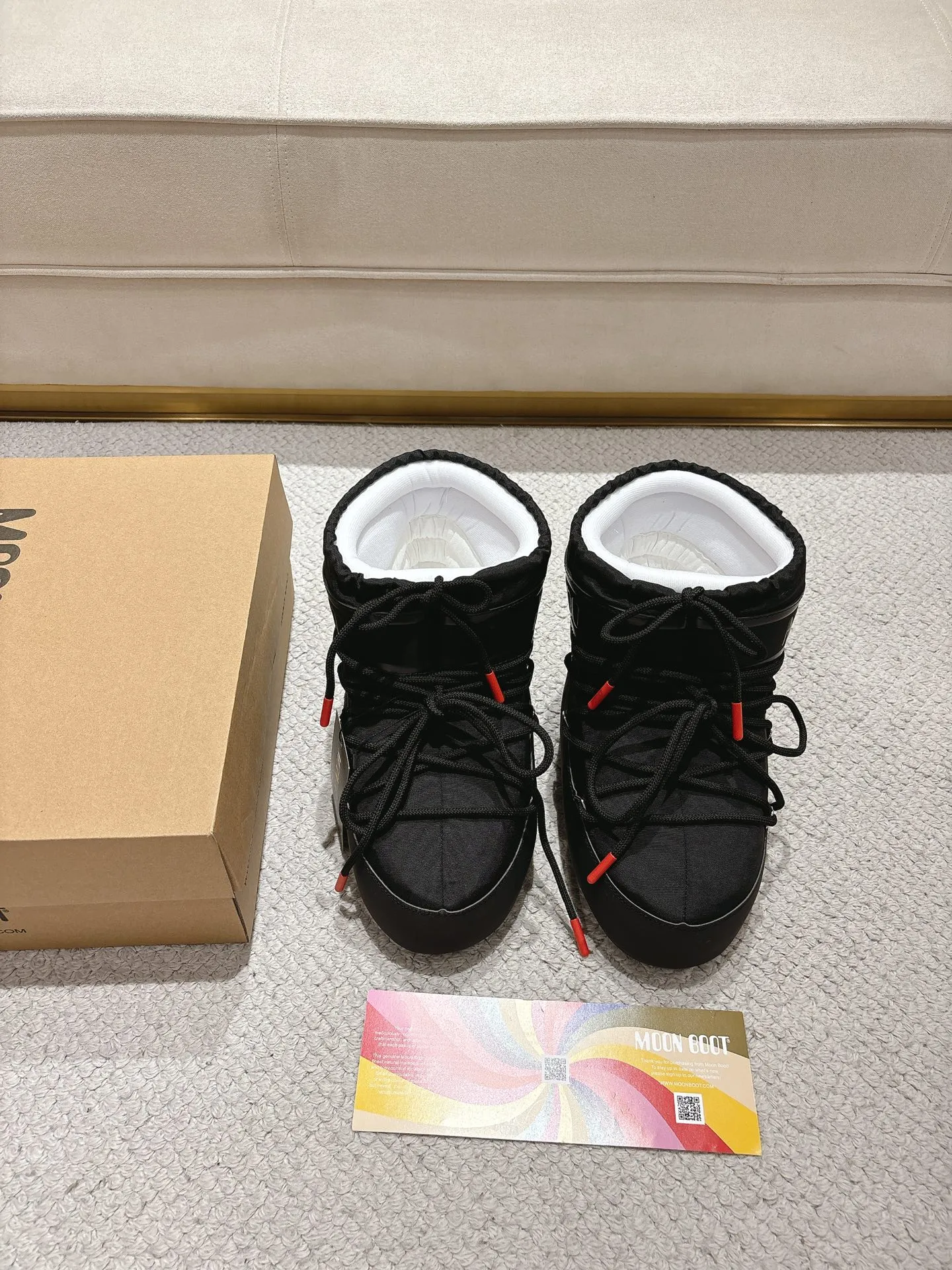 p660 short style, love style: ❤️ Moon Boot2025 vs autumn and winter hot snow boots series... [Ugly Moon Snow Boots] Forget UGG, fashionable people are wearing Moon Boot snow boots. If you find it difficult to accept the revival of UGG, then there is now a more alternative snow boot that is back, with an inner diameter of 4 cm. That is the Moon Boot. It has been very popular in the millennium. Back then, Paris Hilton and Victoria Beckham Celebrities often wear it, and now the Y2K trend is popular again. The same style is worn by young people in QQ shows, and the ugly snow boots that are shown in thousands of people have become popular again, regardless of men and women. They look slim but warm and easy to wear... ❶Fabric: Original custom/cowhide/woven wool/high mercerized waterproof cloth ❷Inner: original 100% silk cotton liner ❸foot: original 100% silk cotton liner ❹ Outsole: Original molded two-color non-slip outsole ❺ Sole thickness: 4cm (including **) ❻ Code number: 35/38; 39/41; ❼ Packaging: Original full set of packaging ☀ Color: Official website updated simultaneously